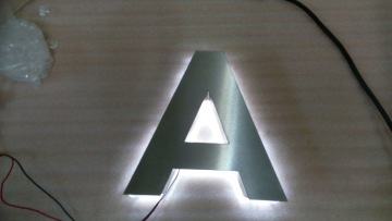 světelné písmo nerez