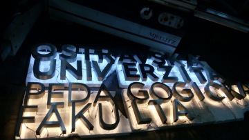 světelné písmo nerez