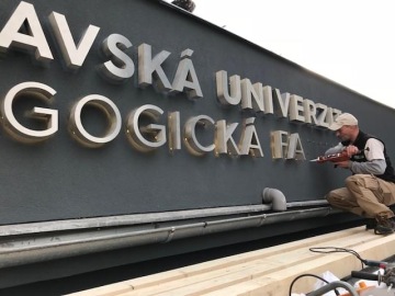 světelné písmo nerez